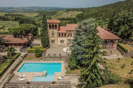 Vendita Azienda agricola CASTELLINA IN CHIANTI (SI). Nel cuore del Chianti Classico, azienda agricola di 158,5 ha...